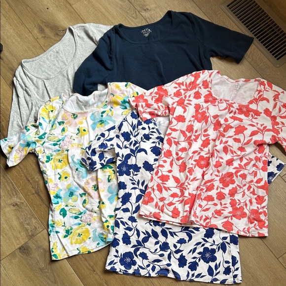 Time and Tru Tops - Medium time and tru bundle - Floral and Solid tees